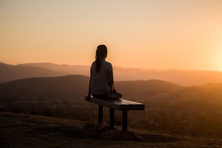 femme, banc, regarder horizon