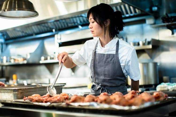 Chef cuisinier préparant des plats dans la cuisine d'un restaurant
