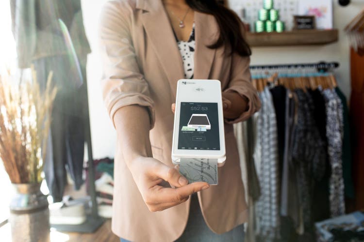 Employé de boutique tenant Clover Flex