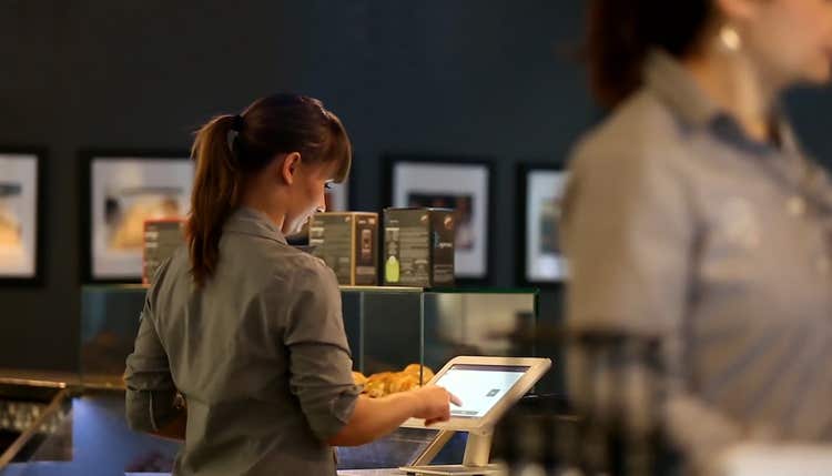 Femme utilisant un Duo Clover Station