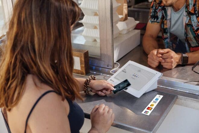 femme effectuant un paiement sur un point de vente Clover Mini