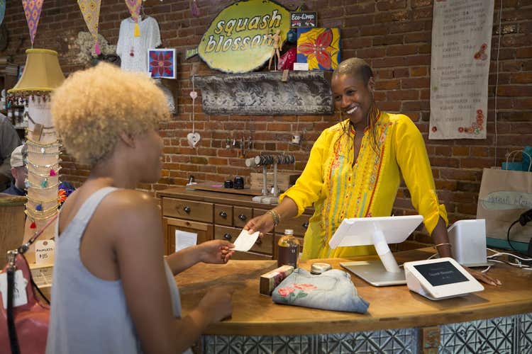 Employé traitant une transaction de détail sur un Clover Station Duo