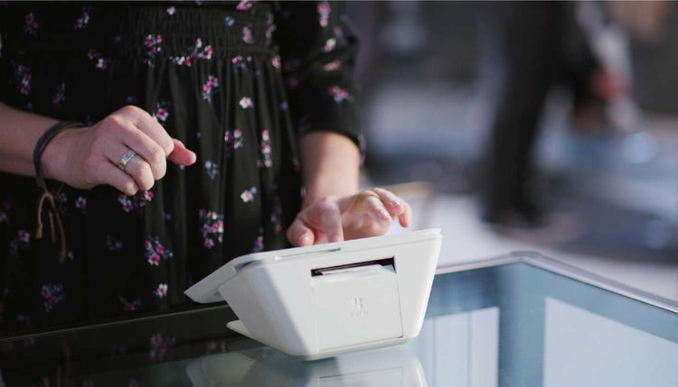 Femme utilisant Clover Mini