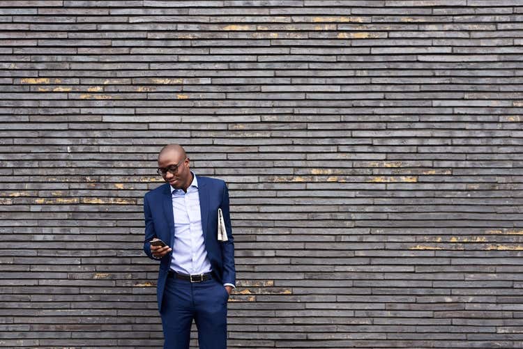 Homme regardant son téléphone