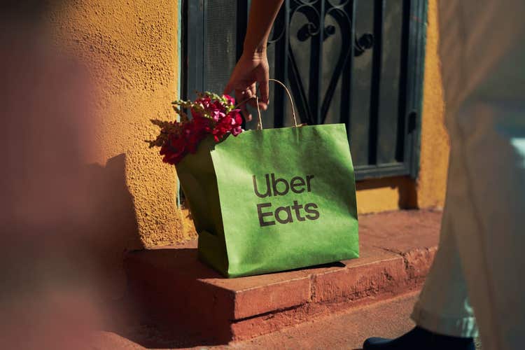 Un sac Uber Eats vert sur le pas de la porte.