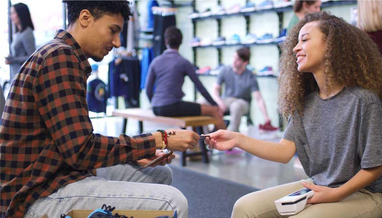 Paiement avec le Clover Flex dans un magasin de chaussures
