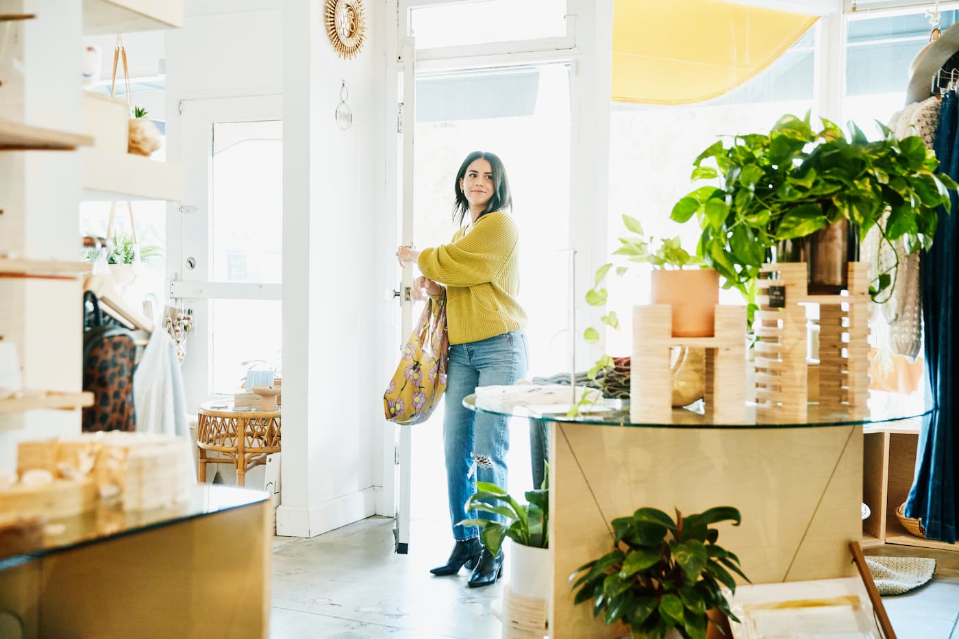 Femme entrant dans un magasin de détail.