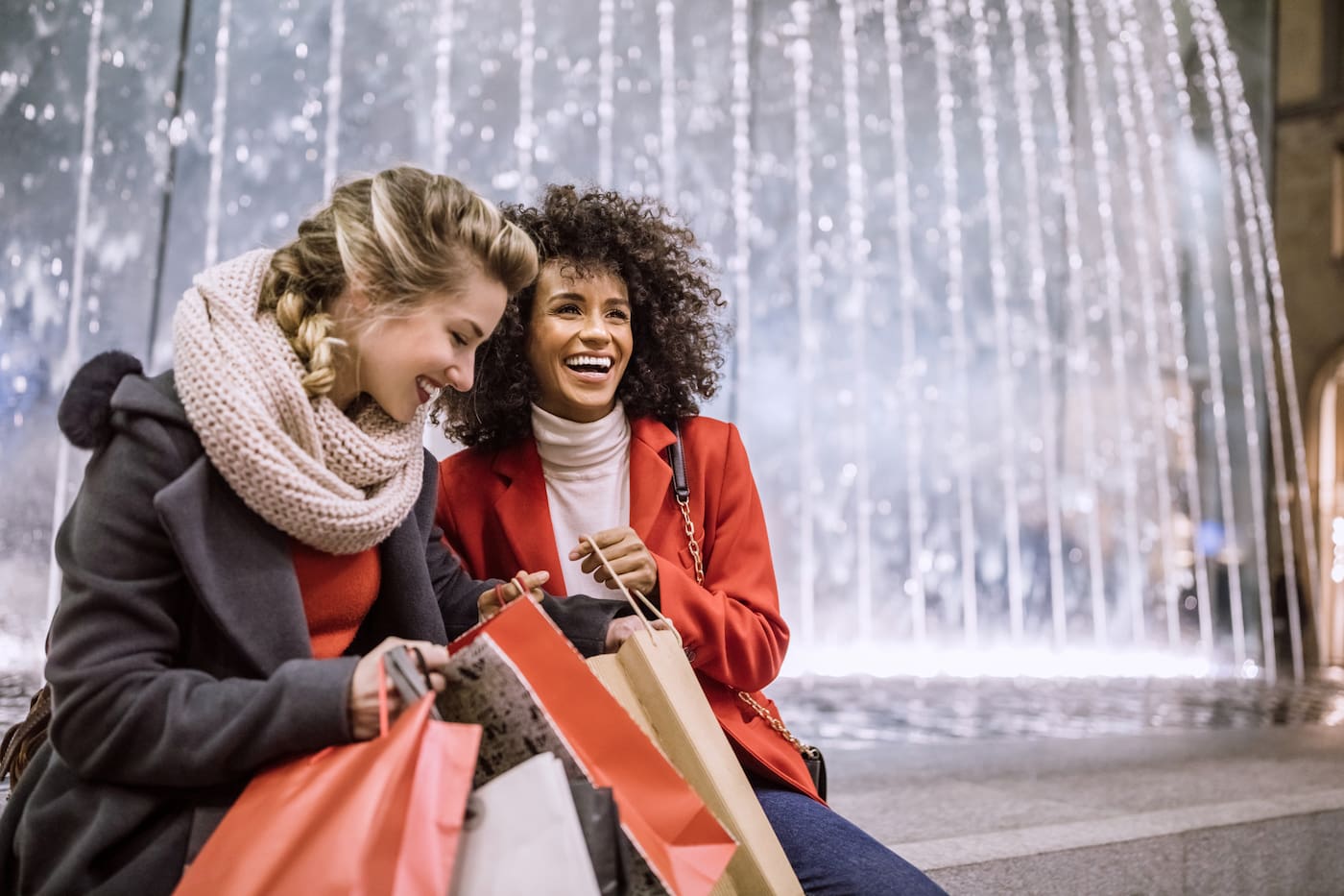 deux femmes font leurs achats de Noël