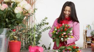 fleuriste tenant des fleurs