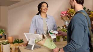 homme payant chez le fleuriste