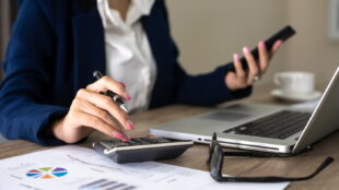 femme avec calculatrice