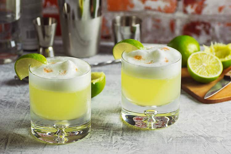 Two margaritas with limes