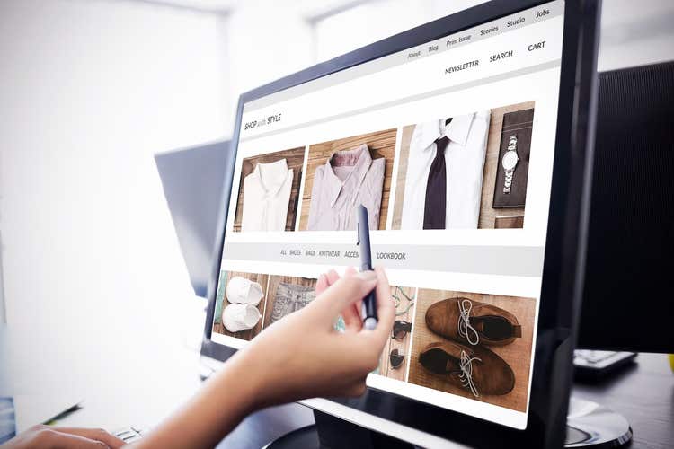 Person pointing at shirt image on eCommerce site