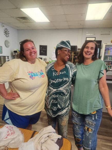 Bola Alaketu posing with two women